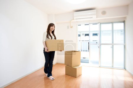 Foto de Joven asiático mujer moviéndose en nuevo hogar. - Imagen libre de derechos