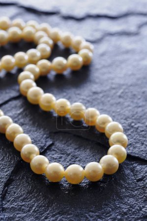 Téléchargez les photos : Perles avec collier de perles, gros plan sur le fond - en image libre de droit