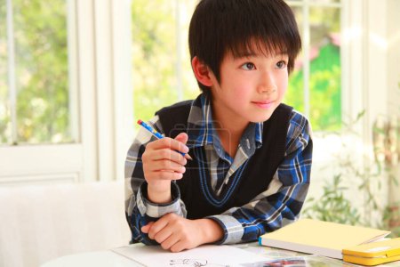Téléchargez les photos : Petit asiatique garçon dessin image à la maison - en image libre de droit