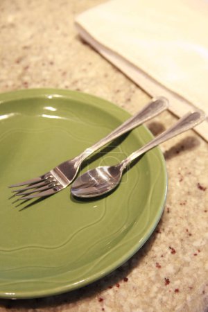 Téléchargez les photos : Fourchette et cuillère sur plaque verte vide - en image libre de droit