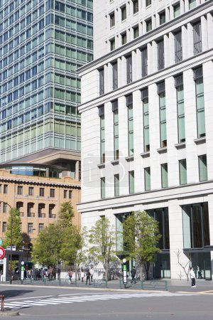 Téléchargez les photos : Vue du bas de l'immeuble de bureaux moderne dans la ville japonaise - en image libre de droit
