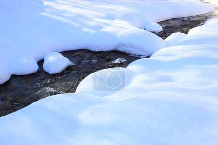 Foto de Río cubierto de nieve en el invierno - Imagen libre de derechos