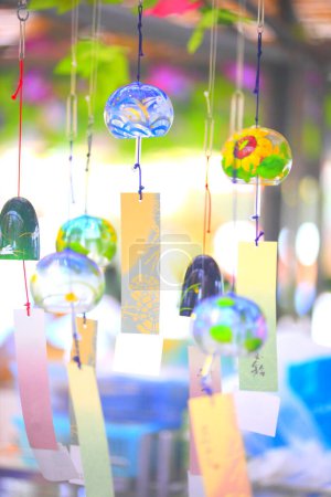 Téléchargez les photos : Vue rapprochée de magnifiques carillons éoliens en verre japonais traditionnels - en image libre de droit