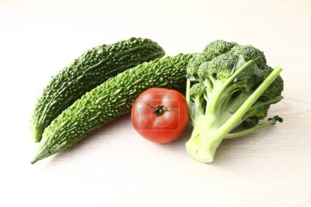 verduras frescas aisladas sobre fondo blanco. Melones amargos, tomate y brócoli 