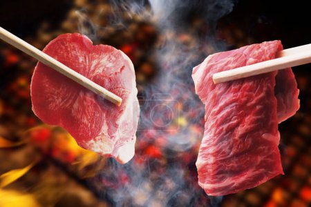 Téléchargez les photos : Vue rapprochée des baguettes de bœuf tranchées pour barbecue ou yakiniku de style japonais - en image libre de droit