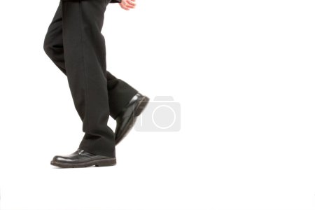 Téléchargez les photos : Section basse de l'homme d'affaires mâle marchant isolé sur fond blanc - en image libre de droit