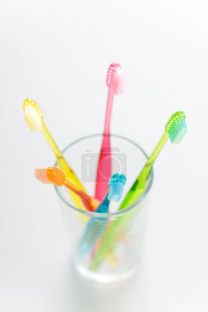 Foto de Cepillos de dientes en el vidrio aislado sobre fondo blanco - Imagen libre de derechos