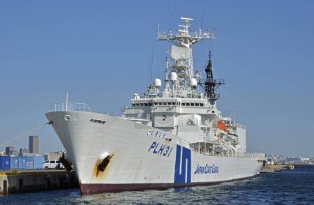 Téléchargez les photos : Navire militaire dans le port, mer - en image libre de droit