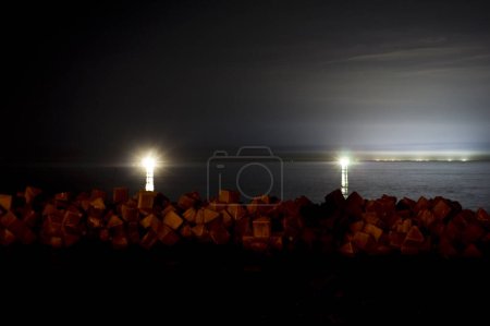 Téléchargez les photos : Belle vue de nuit sur la mer - en image libre de droit