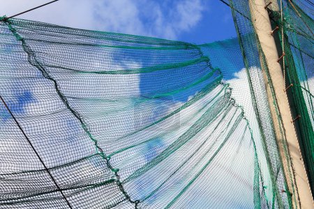 Téléchargez les photos : Filet de pêche avec un fond de ciel - en image libre de droit