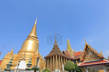 Téléchargez les photos : Wat Phra Kaew à Bangkok, Thaïlande est un temple sacré et il fait partie du grand palais thaïlandais, le temple abrite un ancien Bouddha d'émeraude - en image libre de droit