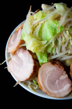 Téléchargez les photos : Cuisine japonaise. porc frit avec salade verte - en image libre de droit