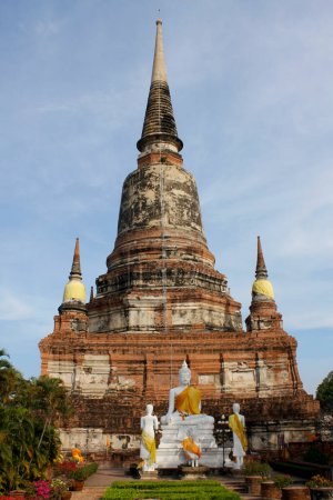 Templo de ladrillo abandonado y arruinado, Wat Maha That, provincia de Ayutthaya, Tailandia.