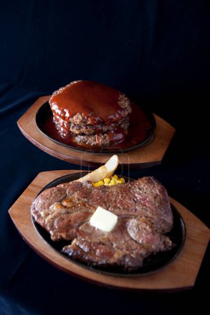 Téléchargez les photos : Steak de porc frit avec morceau de beurre fondu - en image libre de droit