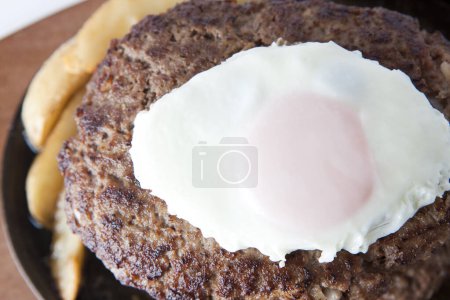 Foto de Filetes a la parrilla con papas fritas y huevo - Imagen libre de derechos