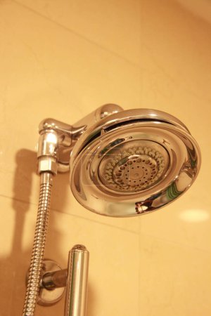 Foto de Cabezal de ducha en el interior del baño, primer plano - Imagen libre de derechos