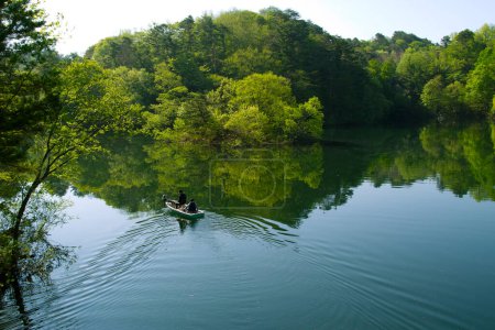 Téléchargez les photos : Deux hommes en bateau sur le lac - en image libre de droit