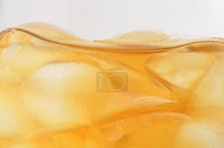 Foto de Vista de cerca del vaso de bebida refrescante con cubitos de hielo - Imagen libre de derechos