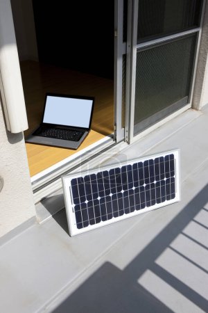 Foto de Paneles de energía solar y portátil en el balcón - Imagen libre de derechos