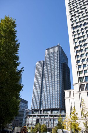 Foto de Vista inferior del moderno edificio de oficinas en la ciudad japonesa - Imagen libre de derechos