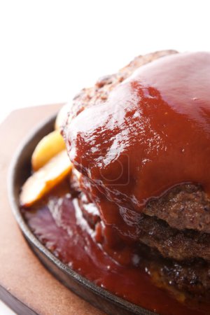Téléchargez les photos : Burgers de bœuf au ketchup et frites, gros plan - en image libre de droit