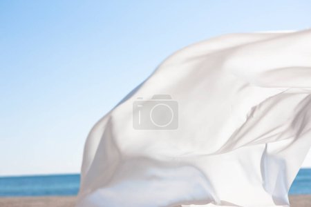 Foto de Hermoso fondo de mar y cielo azul con cortina blanca - Imagen libre de derechos