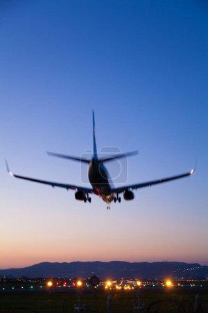 Foto de Un avión despegando de una pista de aterrizaje del aeropuerto - Imagen libre de derechos