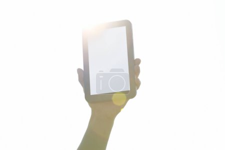 Téléchargez les photos : Une personne tenant un ordinateur tablette dans sa main - en image libre de droit