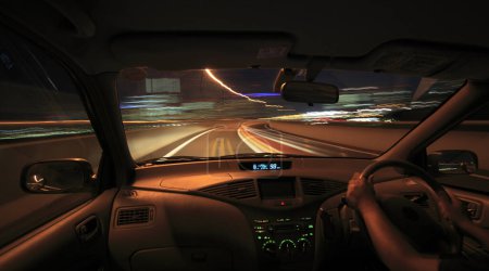 Téléchargez les photos : Mouvement flou vue de la voiture sur la route de nuit et sentiers lumineux, longue exposition - en image libre de droit