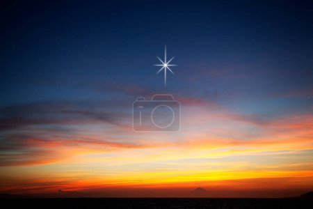 Foto de Una estrella brillante brilla en el cielo - Imagen libre de derechos