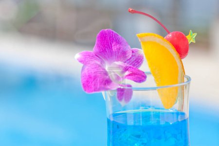 Téléchargez les photos : Vue rapprochée du verre avec cocktail près de la piscine - en image libre de droit