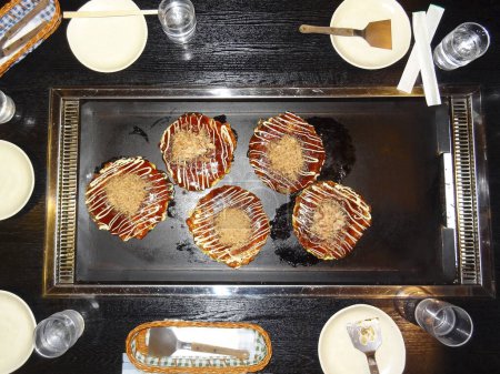 Téléchargez les photos : Kansai style okonomiyaki sur fond, gros plan - en image libre de droit