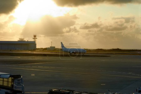 Téléchargez les photos : Un avion sur un aéroport - en image libre de droit