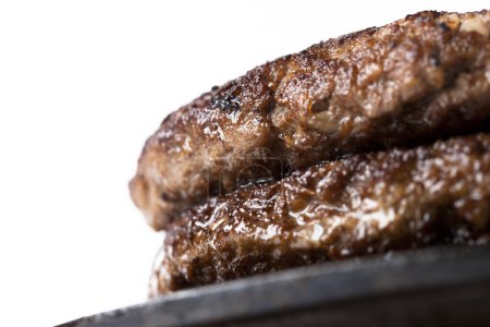 Téléchargez les photos : Une assiette de viande sur une table - en image libre de droit