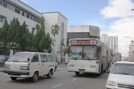 Téléchargez les photos : Un bus et un van dans une rue de la ville - en image libre de droit