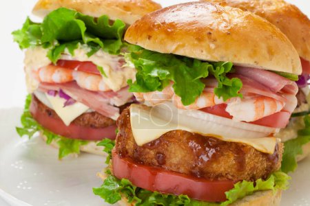 Foto de Un sándwich con carne, lechuga, tomate y queso - Imagen libre de derechos