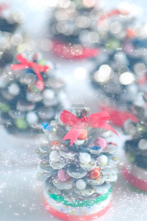 Foto de Poco árboles de Navidad decoración de cerca - Imagen libre de derechos