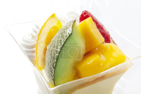 Foto de Una ensalada de frutas en un recipiente de plástico - Imagen libre de derechos