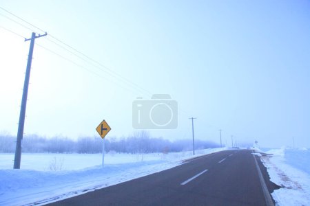 Téléchargez les photos : Une route avec un panneau jaune dessus - en image libre de droit