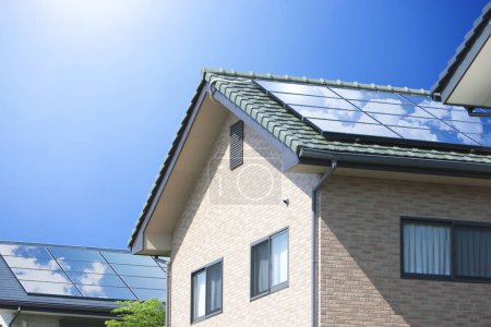 Téléchargez les photos : Une maison avec un panneau solaire sur le toit - en image libre de droit