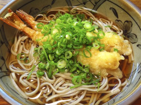 Téléchargez les photos : Un bol de nouilles aux crevettes et oignons verts - en image libre de droit