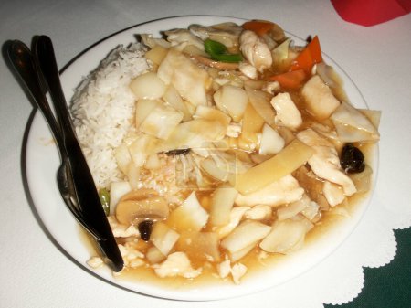 Foto de Un plato de comida con arroz y verduras - Imagen libre de derechos