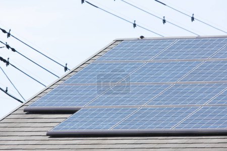 Téléchargez les photos : Un toit avec un panneau solaire au-dessus - en image libre de droit