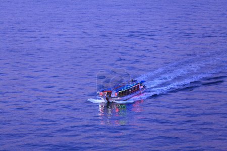 Foto de Un barco que cruza el agua al atardecer - Imagen libre de derechos
