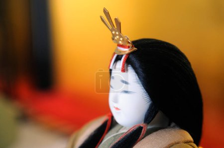 Téléchargez les photos : Une poupée avec une couronne sur la tête - en image libre de droit