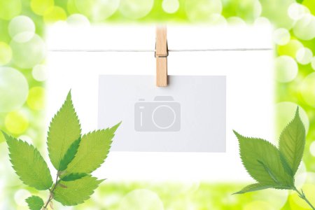 Téléchargez les photos : Un cadre suspendu à une ligne de vêtements avec des feuilles - en image libre de droit