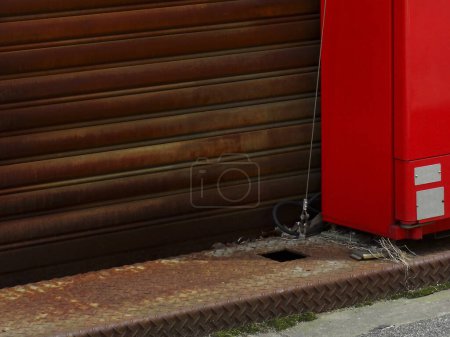 Foto de Un refrigerador rojo sentado al lado de una carretera - Imagen libre de derechos