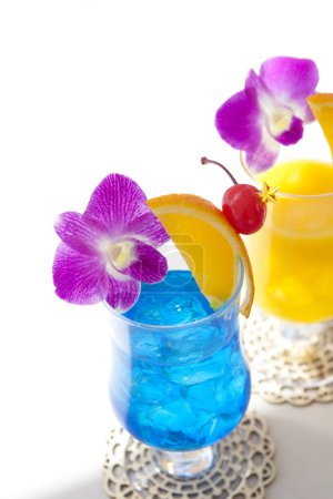 Téléchargez les photos : Vue rapprochée des verres avec des cocktails tropicaux exotiques frais - en image libre de droit