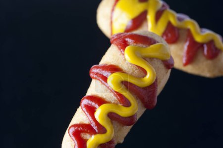 Foto de Primer plano de perritos calientes de maíz con ketchup - Imagen libre de derechos