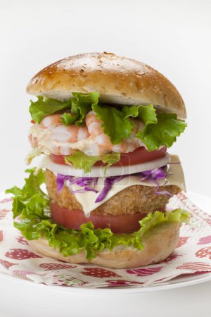 Téléchargez les photos : Burger aux crevettes grand et délicieux - en image libre de droit